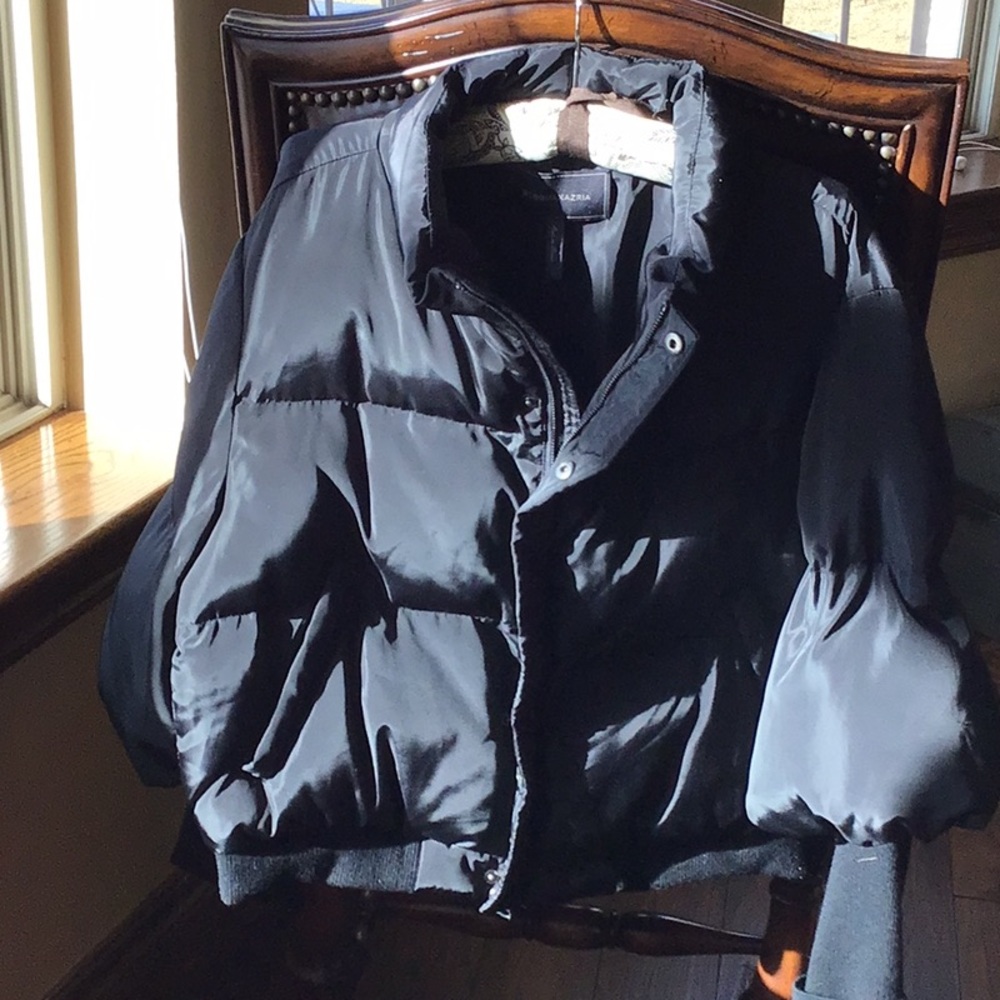 Ladies black BCBG puffer jacket with knit cuffs, zipper and snaps.